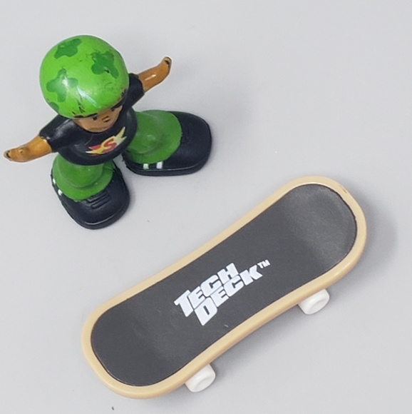 Pete The Skater Figure On A Tech Deck Mini Skateboard - Picture 5 of 8